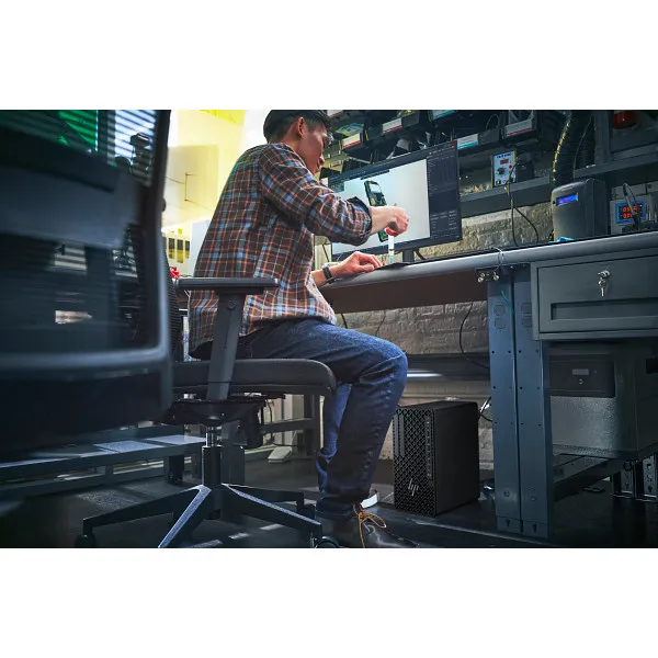 HP Z1 Tower G1i Desktop PC (D30A8PA)